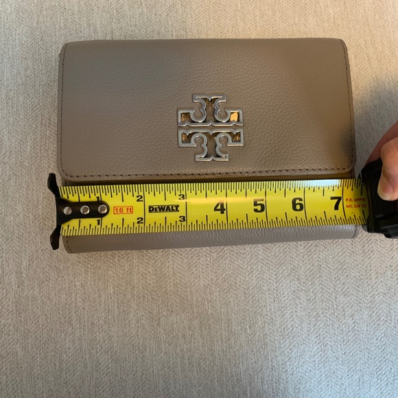 Tory Burch Britten Chain Wallet - Picture 12 of 16